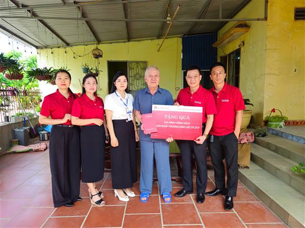 Ngân hàng Agribank thăm, tặng quà các gia đình chính sách, người có công với cách mạng trên địa bàn phường nhân kỷ niệm 79 năm Ngày Thương binh - Liệt sĩ (27/7/1947 - 27/7/2026)
