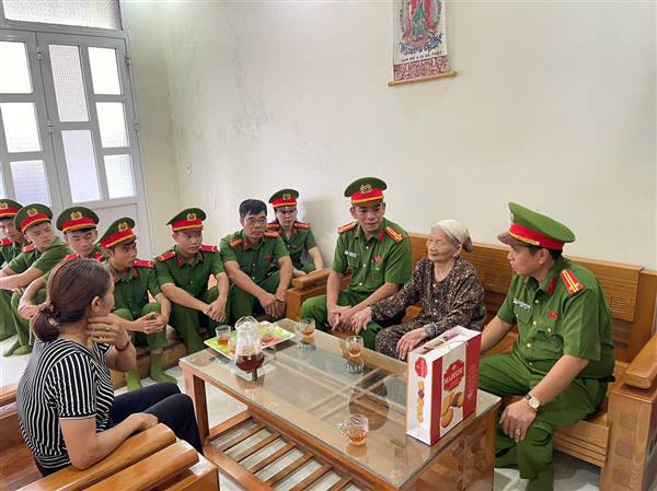 Phân trại tạm giam Hưng Đạo phối hợp với Phòng VHXH, tổ DP Hải Ninh tặng quà nhân kỷ niệm 79 năm Ngày Thương binh - Liệt sĩ (27/7/1947 - 27/7/2026)