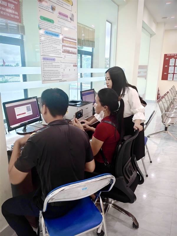  Phường Hưng Đạo hỗ trợ người dân thực hiện thủ tục hành chính trực tuyến tại các tổ dân phố – Chung tay xây dựng công dân số, chính quyền số