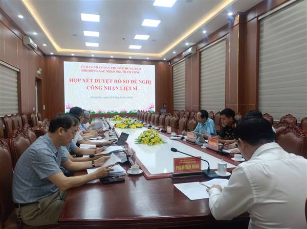 PHƯỜNG HƯNG ĐẠO: HỌP HỘI ĐỒNG XÁC NHẬN NGƯỜI CÓ CÔNG XÉT DUYỆT HỒ SƠ ĐỀ NGHỊ CÔNG NHẬN LIỆT SĨ HƯNG ĐẠO