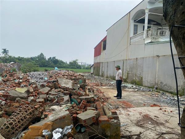 ĐỒNG CHÍ CHỦ TỊCH UBND PHƯỜNG KIỂM TRA CÔNG TÁC PHÁ DỠ VÀ ĐỘNG VIÊN CÁC HỘ DÂN BÀN GIAO MẶT BẰNG DỰ ÁN ĐƯỜNG VÀNH ĐAI 2