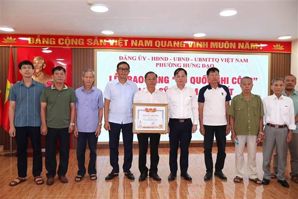 Phường Hưng Đạo trang trọng tổ chức Lễ trao Bằng Tổ quốc ghi công Liệt sĩ Phạm Văn Tất