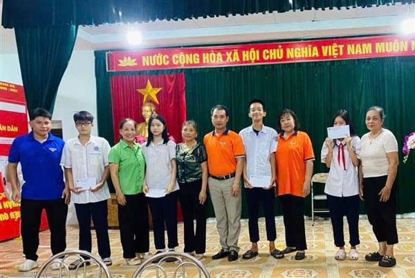 HỘI NÔNG DÂN PHƯỜNG THĂM, TẶNG QUÀ CON EM HỘI VIÊN CÓ HOÀN CẢNH KHÓ KHĂN TRƯỚC THỀM NĂM HỌC MỚI 2026–2027 
