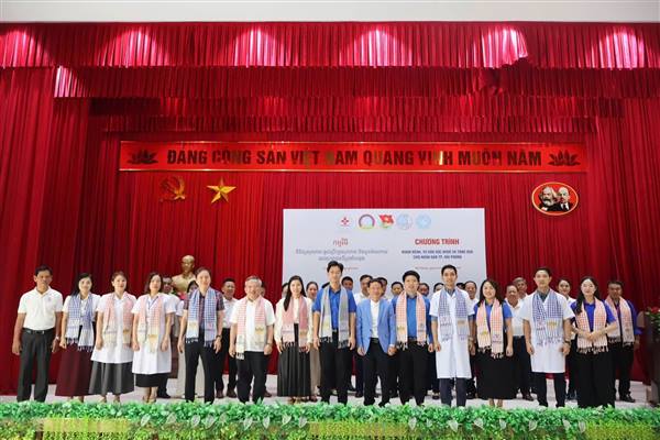 Ban Thường vụ Thành đoàn - Hội Liên hiệp Thanh niên Việt Nam thành phố phối hợp cùng Trung ương Hội Thầy thuốc trẻ Việt Nam và Đoàn bác sĩ tình nguyện Hội LHTN Campuchia tổ chức “Chương trình Khám bệnh, tư vấn sức khỏe cho người dân”
