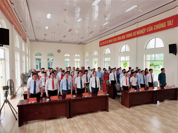 Xã Hùng Thắng trang nghiêm Lễ chào cờ đầu tháng 10