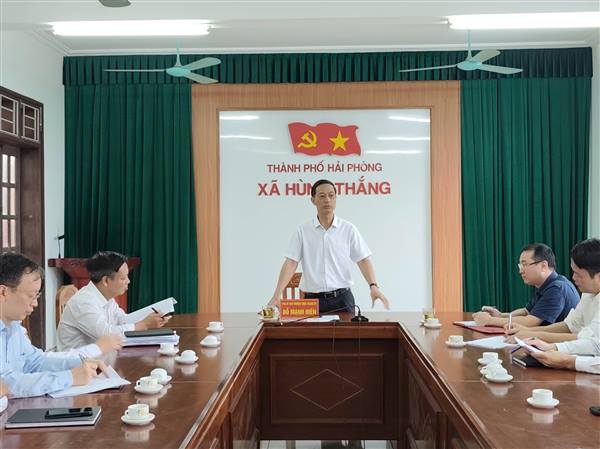 Đồng chí Phó Bí thư Thường trực Thành ủy Đỗ Mạnh Hiến làm việc với Đảng ủy xã Hùng Thắng.