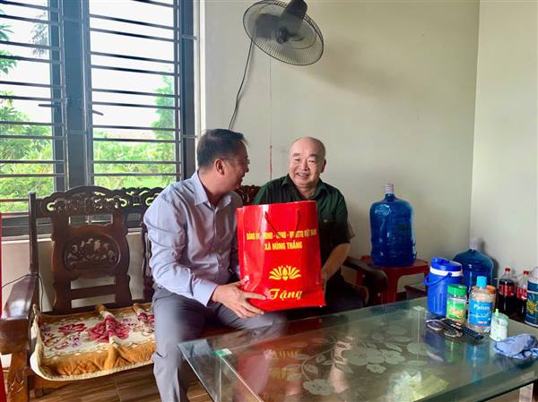 Đảng ủy – HĐND – UBND – UBMTTQVN Xã Hùng Thắng tổ chức 8 đoàn công tác thăm, tặng quà nhân Ngày Thương binh – Liệt sĩ 27/7