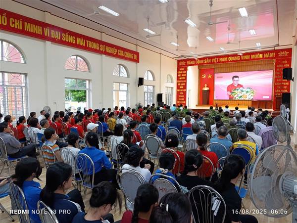 Hàng trăm người dân tham gia hoạt động đi bộ “Cùng Việt Nam tiến bước” tại xã Hùng Thắng