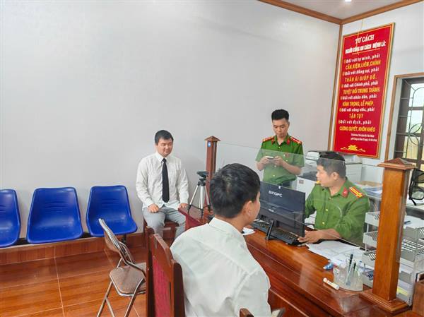 Xã Hùng Thắng đẩy nhanh tiến độ cấp lại Thẻ đảng viên