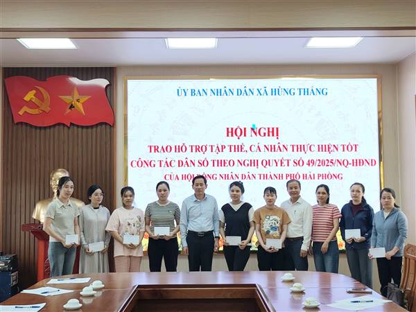 Hùng Thắng trao hỗ trợ cho phụ nữ sinh con thứ hai trước 35 tuổi theo Nghị quyết 49