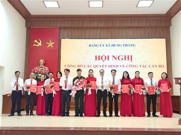 Xã Hùng Thắng công bố các quyết định về công tác cán bộ
