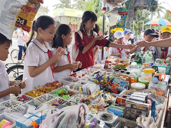 Quà vặt cổng trường – Hiện trạng cần xóa bỏ