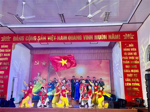 Đoàn Văn công Bộ đội Biên phòng biểu diễn nghệ thuật phục vụ Nhân dân tại xã Hùng Thắng 
