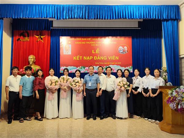 Chi bộ 3 Đảng bộ Trường THPT Hùng Thắng tổ chức Lễ kết nạp Đảng cho 4 quần chúng là học sinh ưu tú.