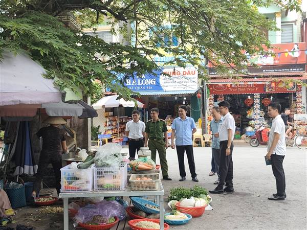 HĐND xã Hùng Thắng giám sát công tác bảo đảm an toàn giao thông và quản lý trật tự lòng đường, vỉa hè