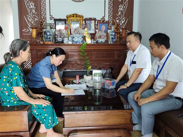 Xã Hùng Thắng hỗ trợ giải quyết thủ tục hành chính tại nhà cho người dân có hoàn cảnh đặc biệt
