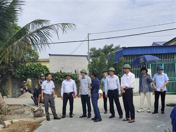 ĐỒNG CHÍ ĐỖ MẠNH HIẾU KIỂM TRA TIẾN ĐỘ CÁC DỰ ÁN ĐẦU TƯ CÔNG TRÊN ĐỊA BÀN XÃ HÙNG THẮNG