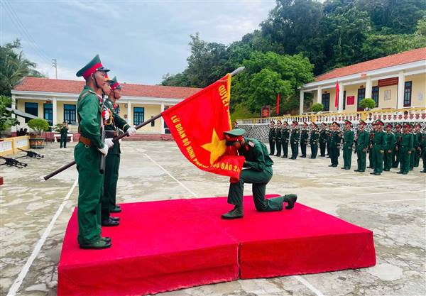 LÃNH ĐẠO XÃ HÙNG THẮNG THĂM, ĐỘNG VIÊN CHIẾN SĨ MỚI TẠI LỄ TUYÊN THỆ NĂM 2026