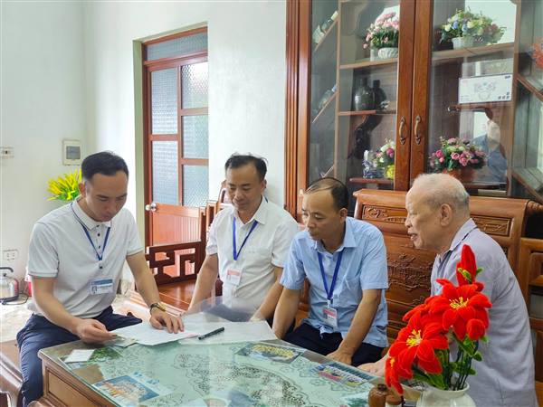 TRUNG TÂM PHỤC VỤ HÀNH CHÍNH CÔNG XÃ HÙNG THẮNG HỖ TRỢ GIẢI QUYẾT THỦ TỤC HÀNH CHÍNH TẠI NHÀ CHO NGƯỜI CAO TUỔI 