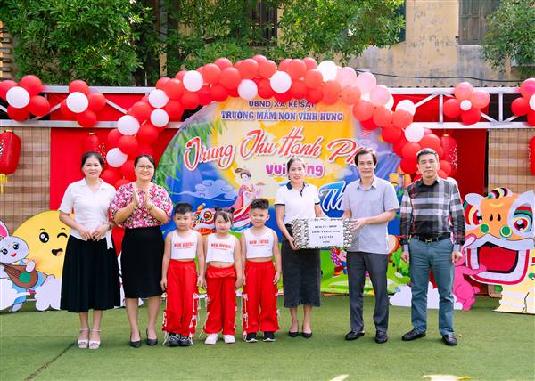 Các đồng chí Lãnh đạo xã thăm, tặng quà Tết Trung thu năm 2025 cho trẻ em tại các trường Mầm non trên địa bàn

