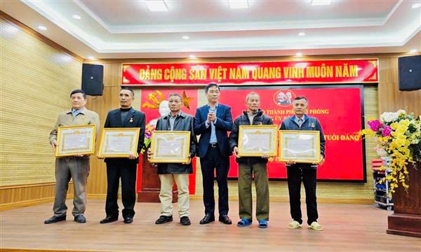 Đảng bộ xã Kẻ Sặt tổ chức Lễ trao tặng huy hiệu đợt 07/11