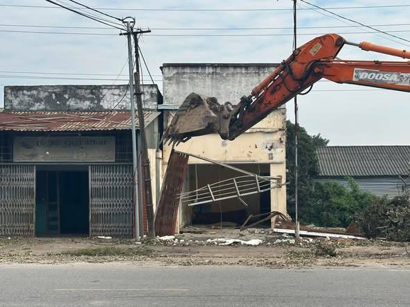Phối hợp tháo dỡ công trình, tài sản, bàn giao mặt bằng cho đơn vị thi công triển khai thực hiện dự án nạo vét và gia cố kênh Trung thủy nông Sặt - Phủ trên địa bàn xã Kẻ Sặt