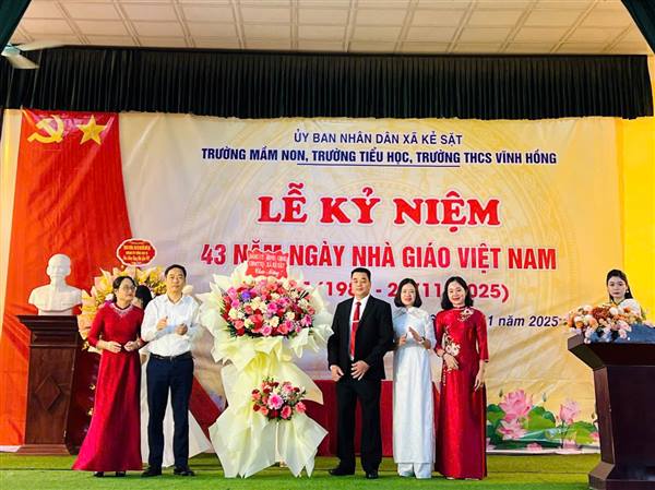 Các đồng chí Lãnh đạo xã thăm, chúc mừng Ngày Nhà giáo Việt Nam tại một số trường học trên địa bàn
