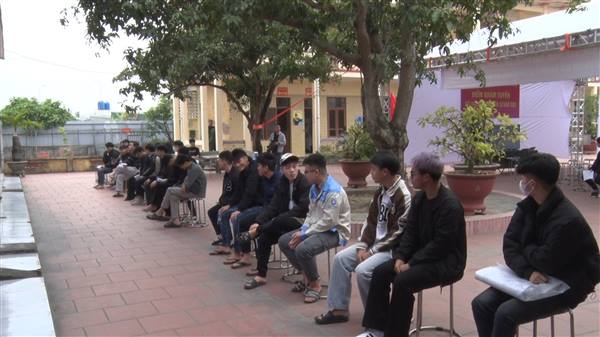 Các công dân trên địa bàn xã hăng hái tham gia khám tuyển sức khỏe nghĩa vụ quân sự năm 2026