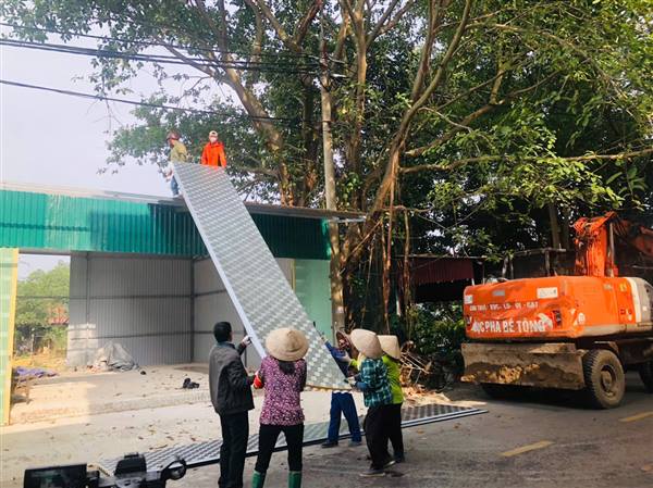 UBND xã tổ chức cưỡng chế buộc thực hiện biện pháp khắc phục hậu quả đối với 04 trường hợp vi phạm pháp luật về đất đai trên địa bàn xã