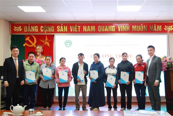 BHXH cơ sở Bình Giang tổ chức trao tặng thẻ BHYT cho người dân có hoàn cảnh khó khăn năm 2025, mang Tết ấm đến với người nghèo – Xuân Bính Ngọ
