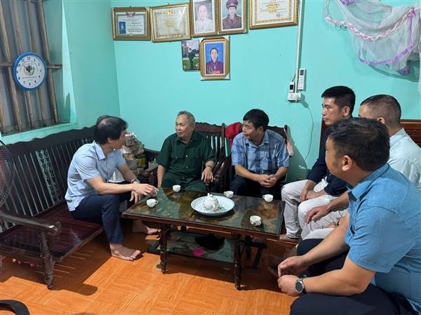 Lãnh đạo Đảng ủy - HĐND - UBND - UBMTTQVN xã Kẻ Sặt thăm tặng quà người có công và gia đình chính sách tiêu biểu trên địa bàn xã nhân dịp kỷ niệm 78 năm ngày Thương binh liệt sỹ 27/7