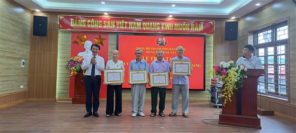 Đảng bộ xã Kẻ Sặt tổ chức Lễ trao tặng huy hiệu Đảng nhân dịp Quốc khánh 02/9