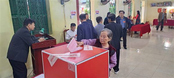 Tin ảnh: Những lá phiếu đầu tiên đã được bỏ mang theo niềm tin, sự kỳ vọng của của cử tri xã nhà với các Đại biểu Quốc hội và Đại biểu HĐND các cấp