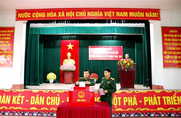 Khu vực bỏ phiếu số 30 - Lữ đoàn Phòng không không quân 214 là đơn vị đầu tiên trên đại bàn xã có 100% số cử tri đã hoàn thành xong việc bỏ phiếu bầu cử. 