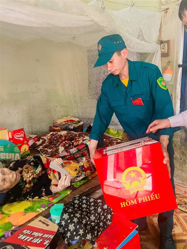 Hòm phiếu phụ được mang đến tận nhà để các  cử tri già yếu thực hiện quyền bầu cử 