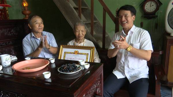 Đảng bộ xã Kẻ Sặt tổ chức Lễ trao tặng Huy hiệu 80 năm tuổi Đảng cho đồng chí đảng viên lão thành Phạm Thị Lửng – Chi bộ thôn Nhân Kiệt