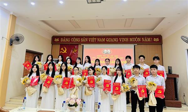 Chi bộ Trường THPT Kẻ Sặt vừa kết nạp 21 quần chúng ưu tú vào Đảng