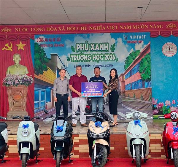 Hơn 800 học sinh và các bộ, giáo viên, nhân viên trường THCS Vĩnh Hồng tham dự chương trình “Phủ xanh trường học – Vì tương lai xanh”