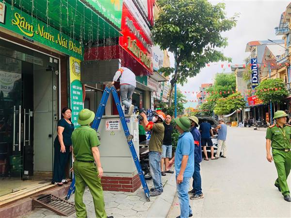 Ban ATGT xã ra quân giải tỏa vi phạm hành lang an toàn giao thông đường bộ trên địa bàn
