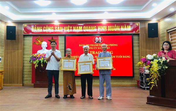 40 Đảng viên của Đảng bộ xã Kẻ Sặt được nhận Huy hiệu Đảng đợt 19/5