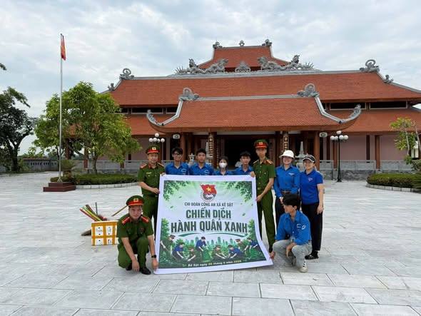 Tin ảnh: Công an xã Kẻ Sặt tham gia chiến dịch hành quân xanh trên địa bàn xã