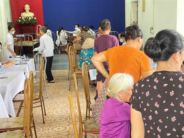 Ảnh: Đoàn Y, Bác sỹ Trung tâm Y tế Bình Giang và Trạm Y tế xã Kẻ Sặt tổ chức khám và sàng lọc các bệnh thường gặp cho Người cao tuổi tại Nhà văn hóa thôn Nhân Kiệt