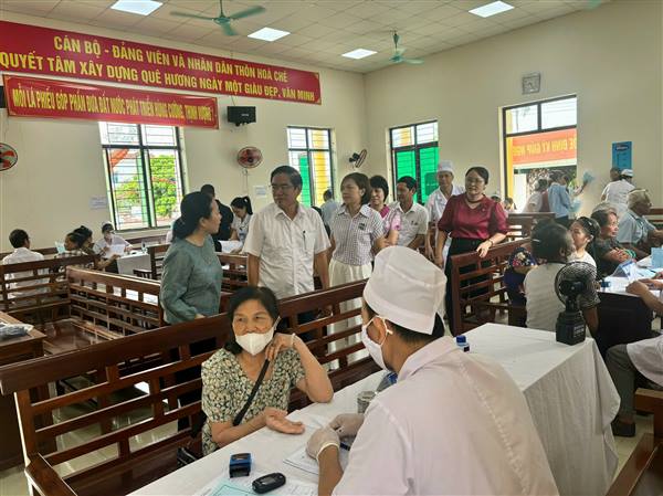Đoàn kiểm tra của Sở Y tế thành phố kiểm tra công tác khám sức khỏe định kỳ, sàng lọc một số bệnh thường gặp cho người cao tuổi trên địa bàn xã