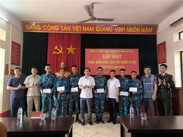 Các đồng chí Lãnh đạo Đảng ủy, UBND xã thăm, tặng quà, động viên tân binh huấn luyện tại Lữ đoàn 26 Thông tin, Quân chủng Phòng không - Không quân