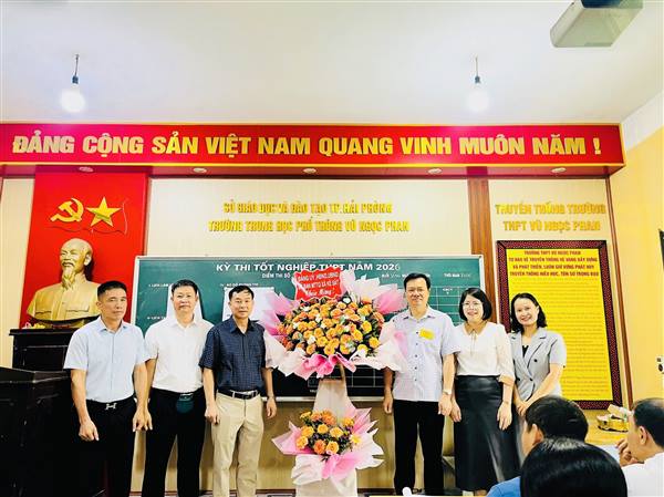 Các Đ/c Lãnh đạo Đảng ủy, HĐND, UBND xã thăm, động viên cán bộ, giáo viên làm nhiệm vụ tại Điểm thi tốt nghiệp THPT trên địa bàn xã năm 2026