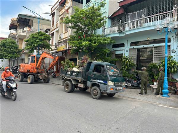 Tin ảnh: Lực lượng chức tiếp tục tiến hành giải tỏa các điểm lấn chiếm vỉa hè, lòng đường tại một số đường trên địa bàn xã