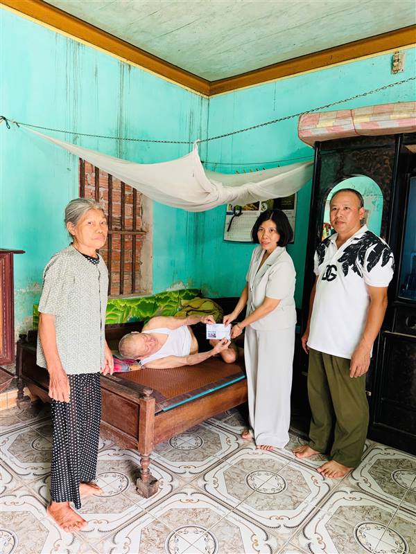 Hội Chữ thâp đỏ tặng quà cho các thương, bệnh binh có hoàn cảnh khó khăn trên địa bàn xã nhân kỷ niệm 79 năm ngày TBLS 27/7