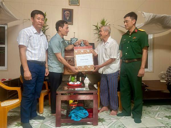 Các Đ/c chí lãnh đạo xã thăm và tặng quà người có công và gia đình  chính sách tiêu biểu trên địa bàn xã
