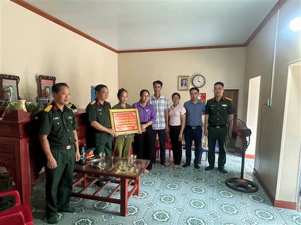 Lữ đoàn Phòng không không quân 214 Quân khu 3 tặng sổ tiết kiệm 10 triệu đồng cho thân nhân liệt sỹ 
