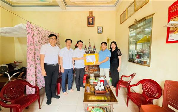 Đ/c Nguyễn Đức Tuấn - Ủy viên Ban Thường vụ Thành ủy, Phó Bí thư Đảng ủy, Phó Chủ tịch Thường trực Ủy ban MTTQ Việt Nam thành phố Hải Phòng trao quà cho 03 gia đình chính sách tiêu biểu trên địa bàn xã